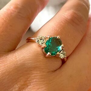 Green simulated emerald ring May birthstone Sz 7 gold tone gift costume new